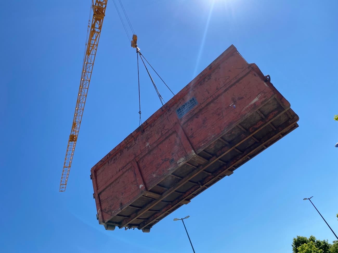 Kranarbeit auf der Baustelle