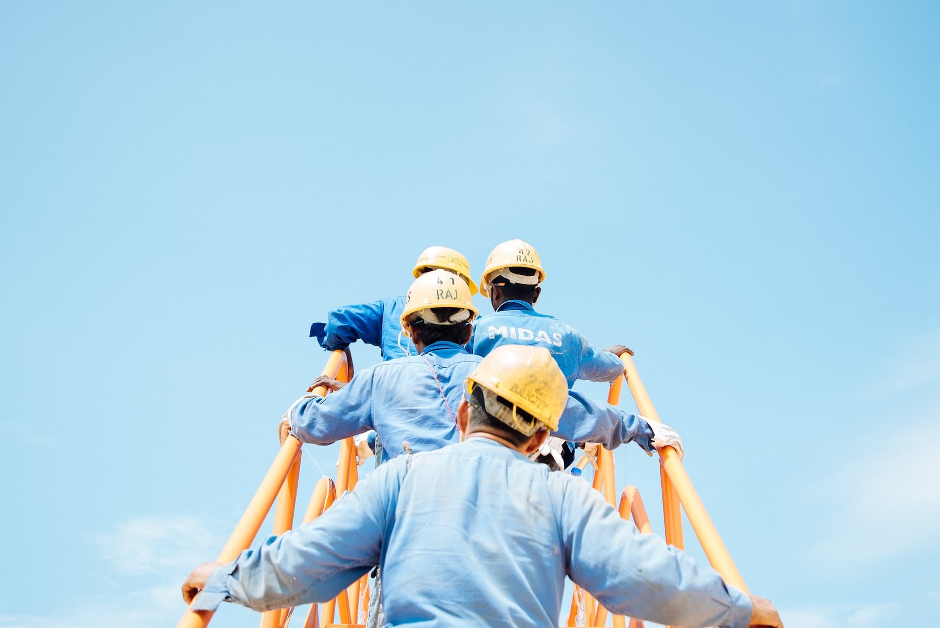 Bauarbeiter auf Gerüsttreppe bei der Arbeit