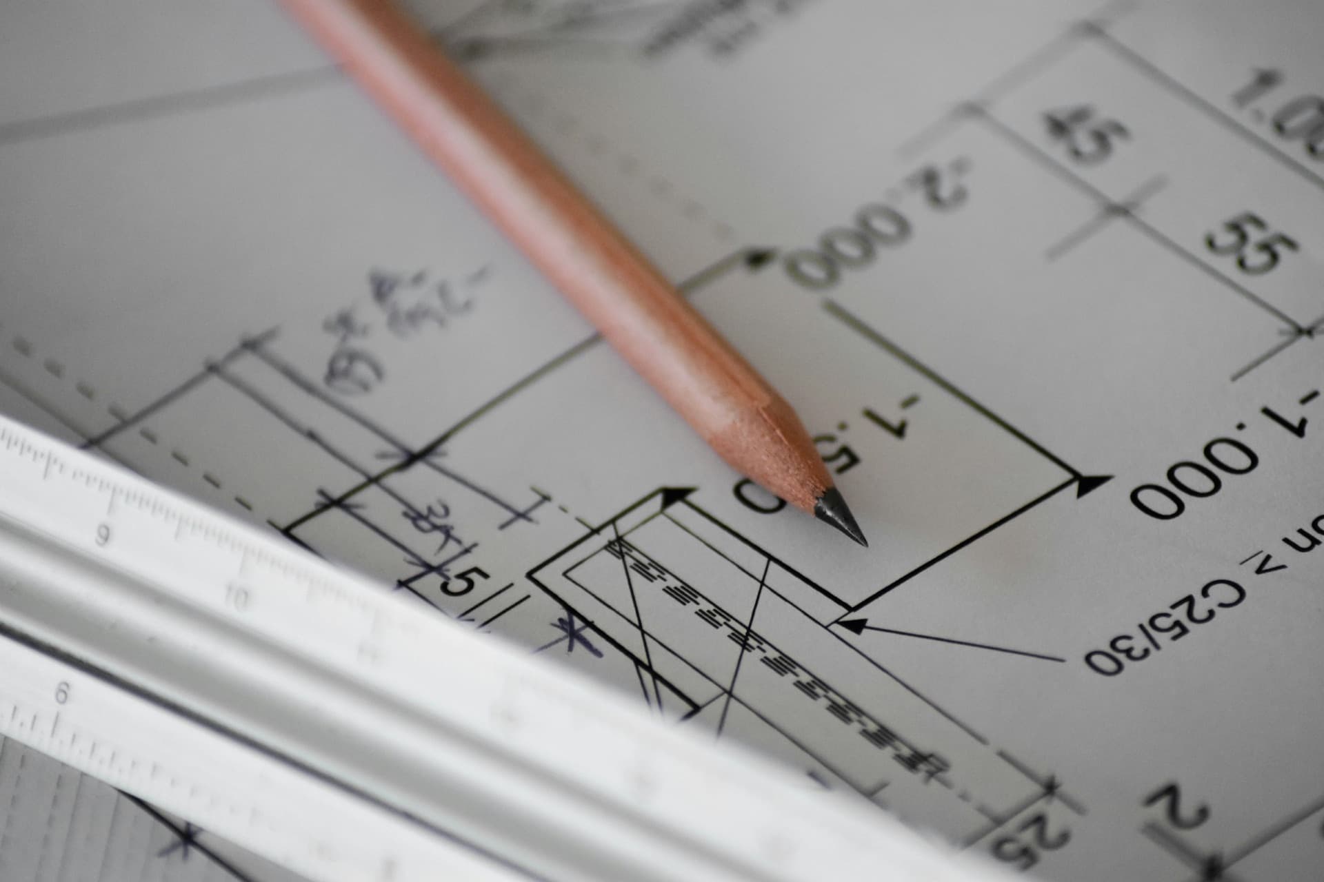 Bleistift, Lineal und Bauplan auf dem Zeichentisch